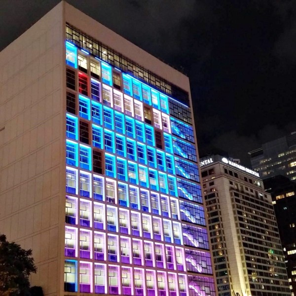 Minden hongkongi épületnek más színe van éjszaka